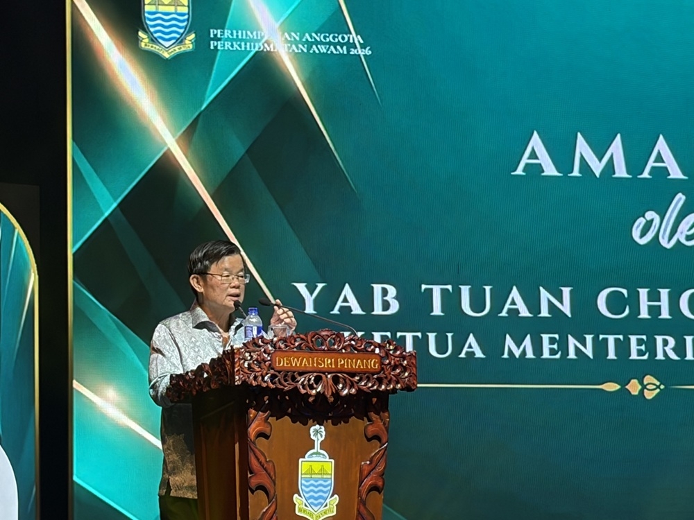 Penang chief minister Chow Kon Yeow speaking at the civil service assembly January 22, 2026. — Picture by Opalyn Mok