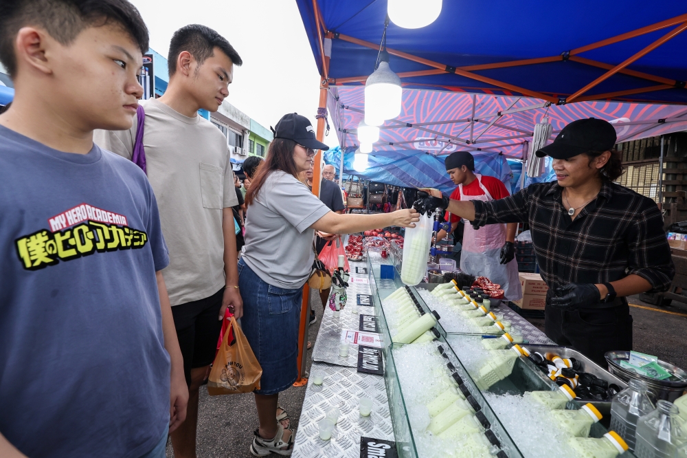 TikTok videos of actor Razzuan Rosli speaking Mandarin boost his night market sales