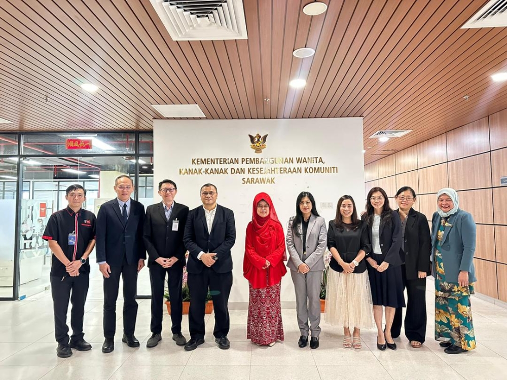 Sarawak Women, Early Childhood and Community Wellbeing Development Minister Datuk Seri Fatimah Abdullah (5th left) is seen in a group photo with Ida Fatimawati (5th right), Wan Hashim (4th left) and members of the delegation during the courtesy call. — The Borneo Post pic