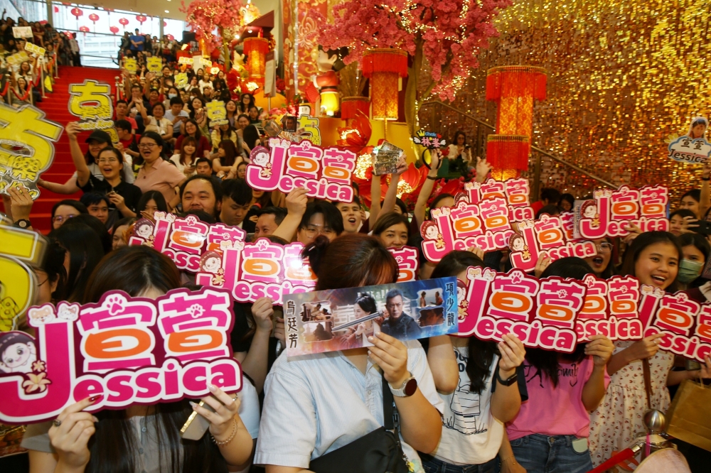 Fans hold up signs showing love for Jessica Hsuan, who returned to portray Wu Ting-fong in “Back to the Past”. — Picture by Choo Choy May