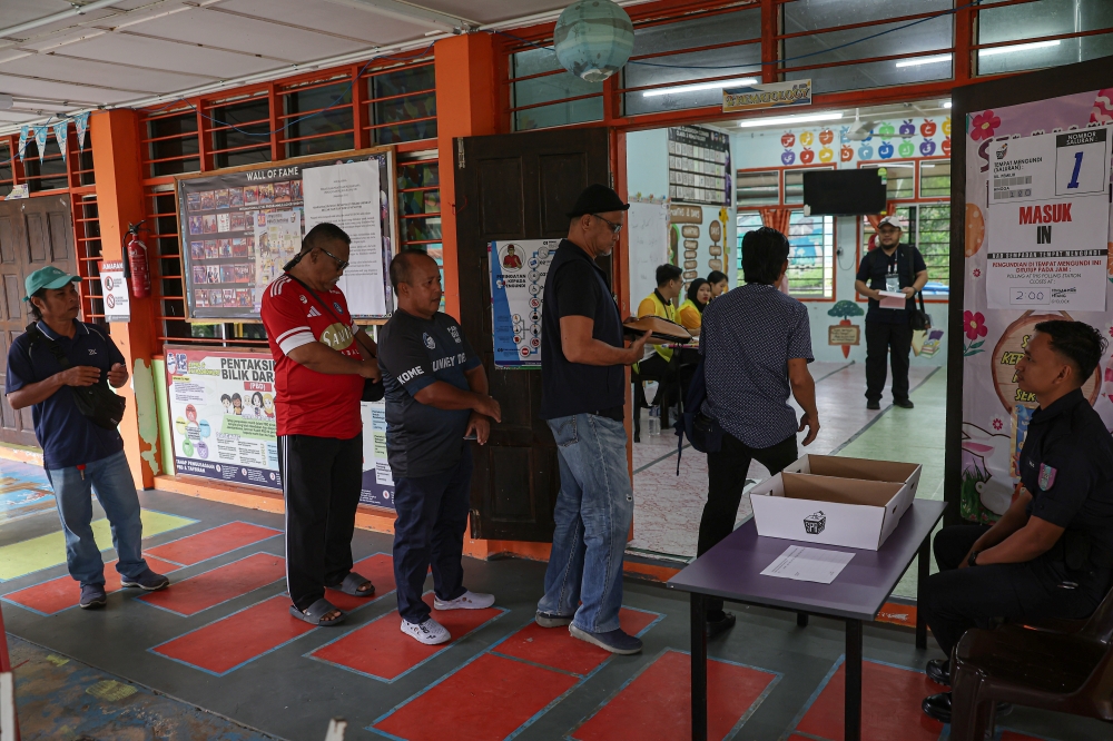 Half of Kinabatangan’s electorate has voted as polling continues under favourable weather. — Bernama pic