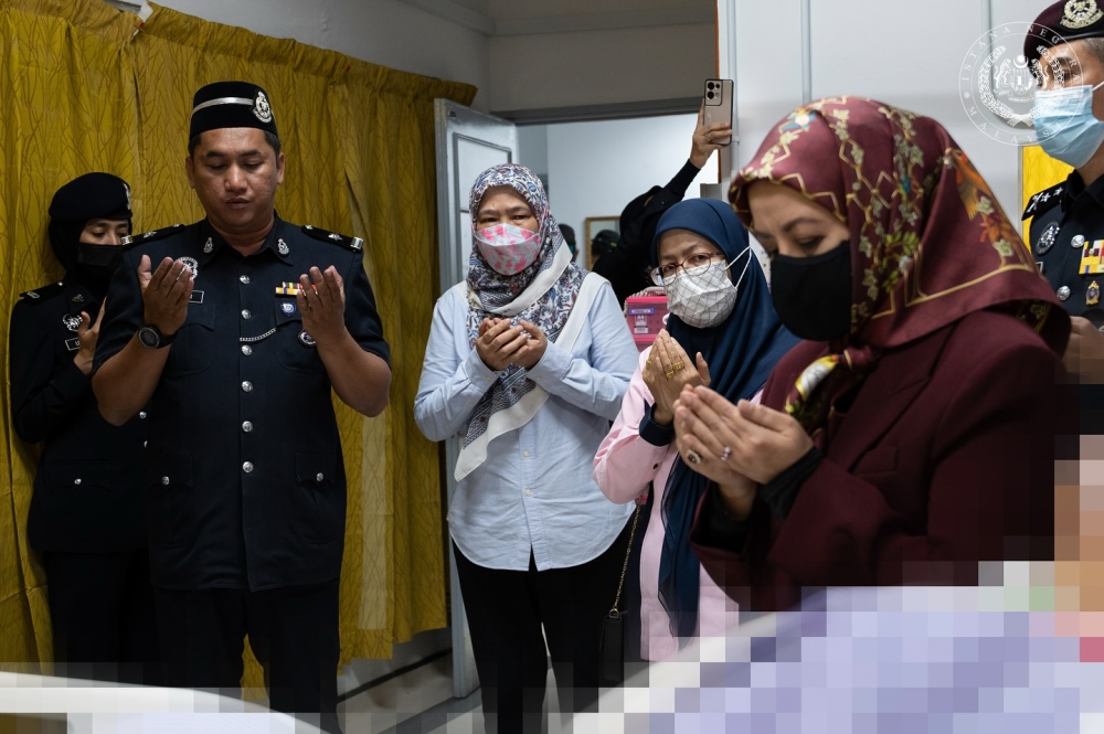 Her Majesty Raja Zarith Sofiah, Queen of Malaysia, today visited her former aide-de-camp, Sergeant Anis Nazia Mohd Nazri, who is receiving treatment at the Kuala Lumpur Hospital  (HKL) following an accident. — Facebook pic