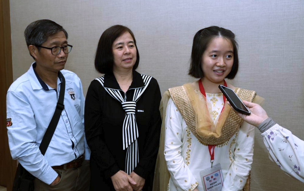 Siok Swee Ching (centre), the mother of Neoh Sher Meng (right), was met by Bernama at the send-off ceremony for the Kennedy-Lugar Youth Exchange and Study (KL-YES) Programme 2026 here today. Neoh is among the 23 Malaysian students selected to join the student exchange programme to the United States. — Bernama pic 