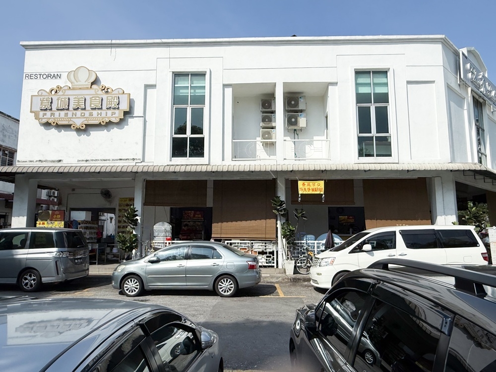 Friendship Cafe spans two shop lots, giving ample seating for diners. — Picture by Lee Khang Yi