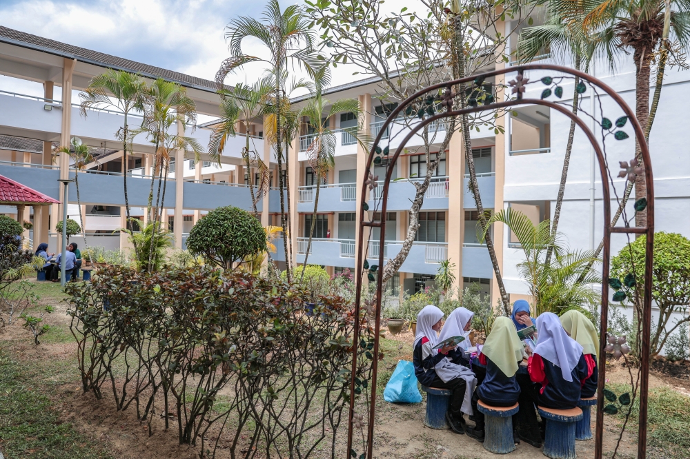 Pupils revise their lessons around Sekolah Kebangsaan (SK) Tasek Utara in Johor Bahru, which now boasts a refreshed look that reflects the image of a modern, new-era school. — Bernama pic