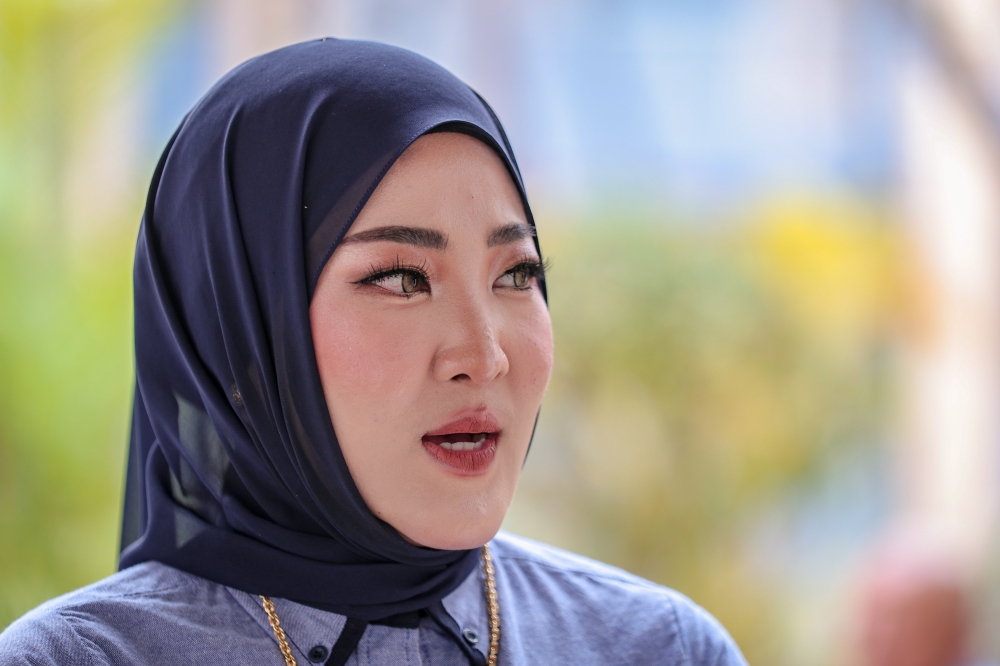 Parent Fateha Novianti Azani speaks about the positive changes she has seen in her child since the rollout of the Bangsa Johor Pilot School digital-learning initiative. — Bernama pic