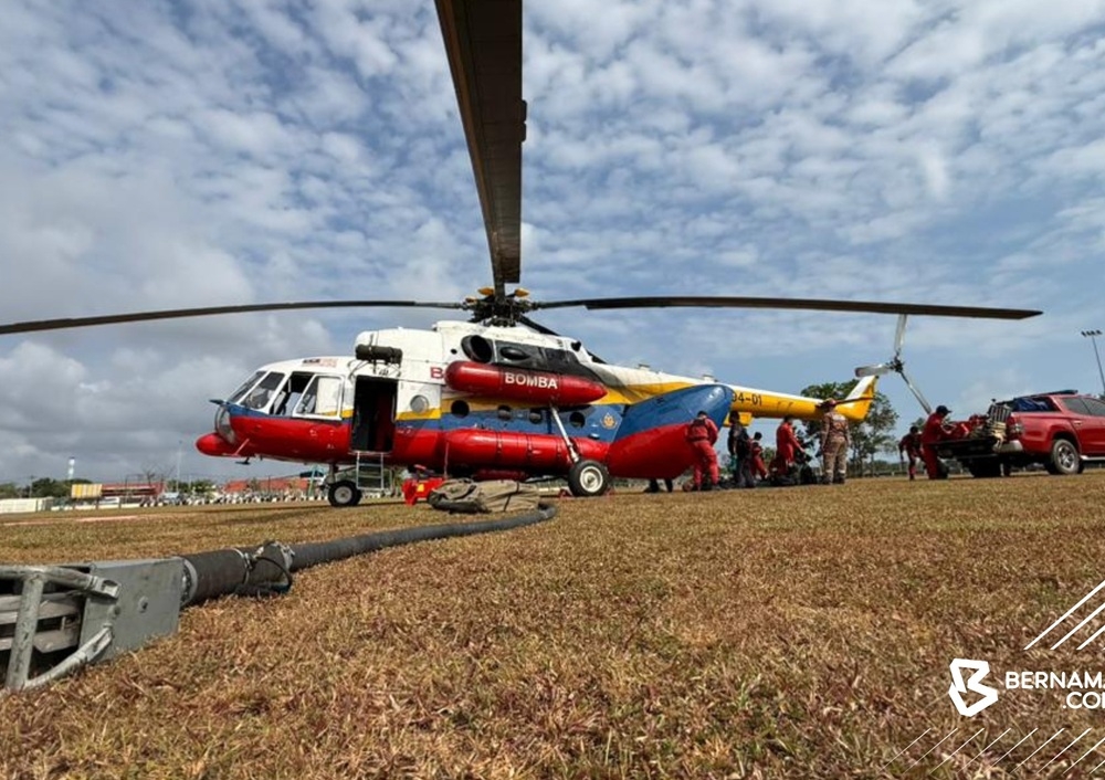 The Air Unit of the Fire and Rescue Department (JBPM) is expected to begin water bombing today in an effort to extinguish a peatland fire that has been burning for nearly 100 hectares since last Friday at Jalan Sungai Kapal, Taman Bayu Damai in Pengerang. — Bernama pic