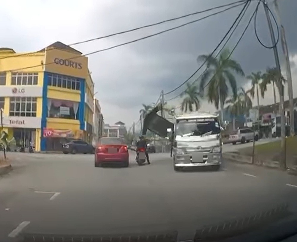A fireman was injured when a burger stall being towed by a lorry toppled over at Jalan Medan Saujana 3 in Kamunting. — Video screencap via Facebook/Taiping D Av@ngers