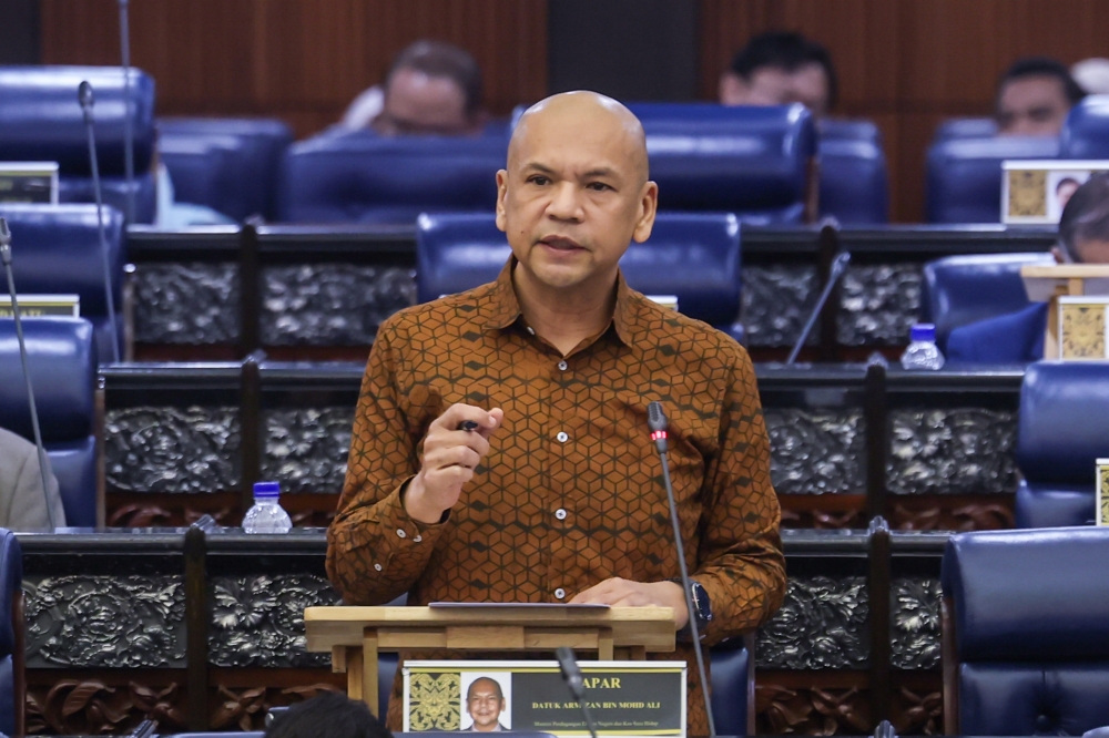 Domestic Trade Ministry drafting new rules to ban RON95 purchases by foreign‑registered vehicles, says Armizan