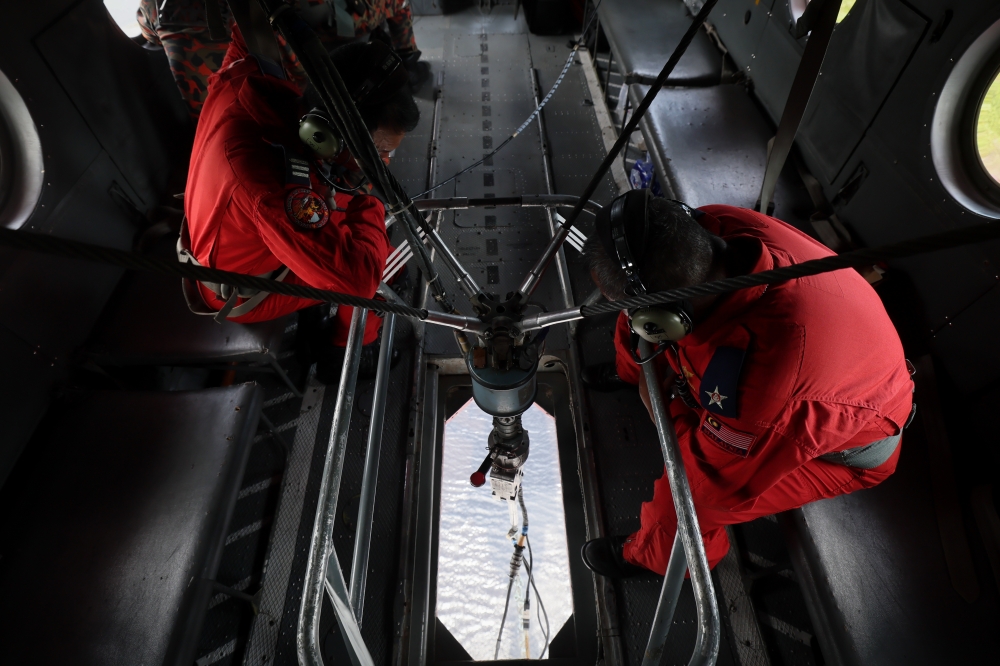 BPM’s Air Unit carry out 21 water drops totalling 33,000 litres to fight a nearly 100-hectare peatland fire in Taman Bayu Damai, Pengerang.Johor on January 28, 2026. — Bernama pic