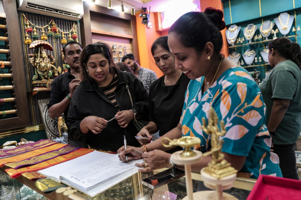 Visitors at Theertana Mahligai in Johor Bahru collect free vel ahead of the Thaipusam celebrations. — Bernama pic
