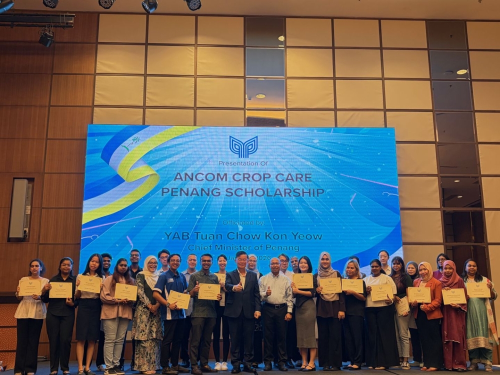 Penang Chief Minister Chow Kon Yeow and Ancom Crop Care chairman Datuk Dr Abd Hapiz Abdullah stand with recipients of the Ancom Crop Care Penang scholarship in George Town. — Picture by Opalyn Mok