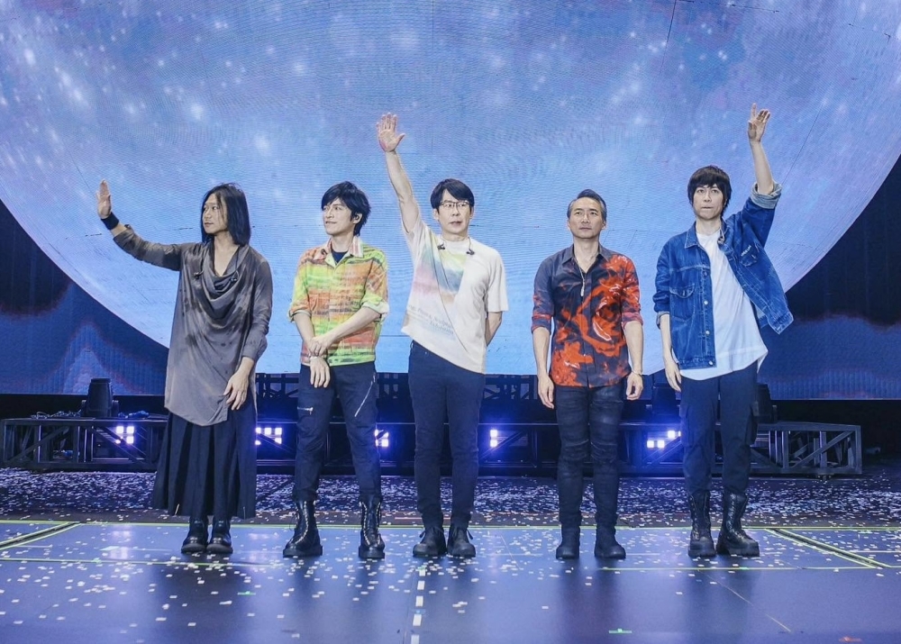 Mayday fever hits Bukit Jalil: Anthony Loke drops fan-style message and extends LRT hours to 1am (VIDEO)