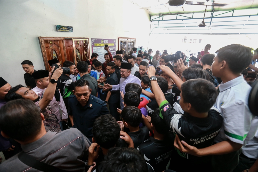 Prime Minister Datuk Seri Anwar Ibrahim is greeted by the congregation as he arrives to perform Friday prayers at Masjid Ar-Rahimah in Taman Greenwood, Gombak on January 30, 2026. — Picture by Sayuti Zainudin