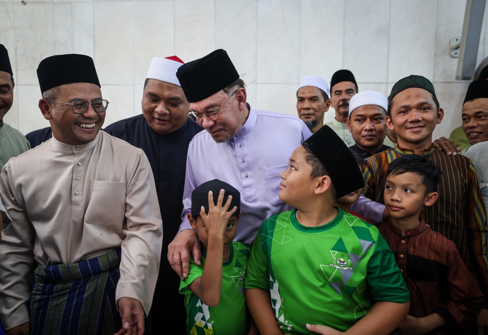 Prime Minister Datuk Seri Anwar Ibrahim mingles with the congregation after performing Friday prayers at Masjid Ar-Rahimah in Taman Greenwood, Gombak on January 30, 2026. — Bernama pic