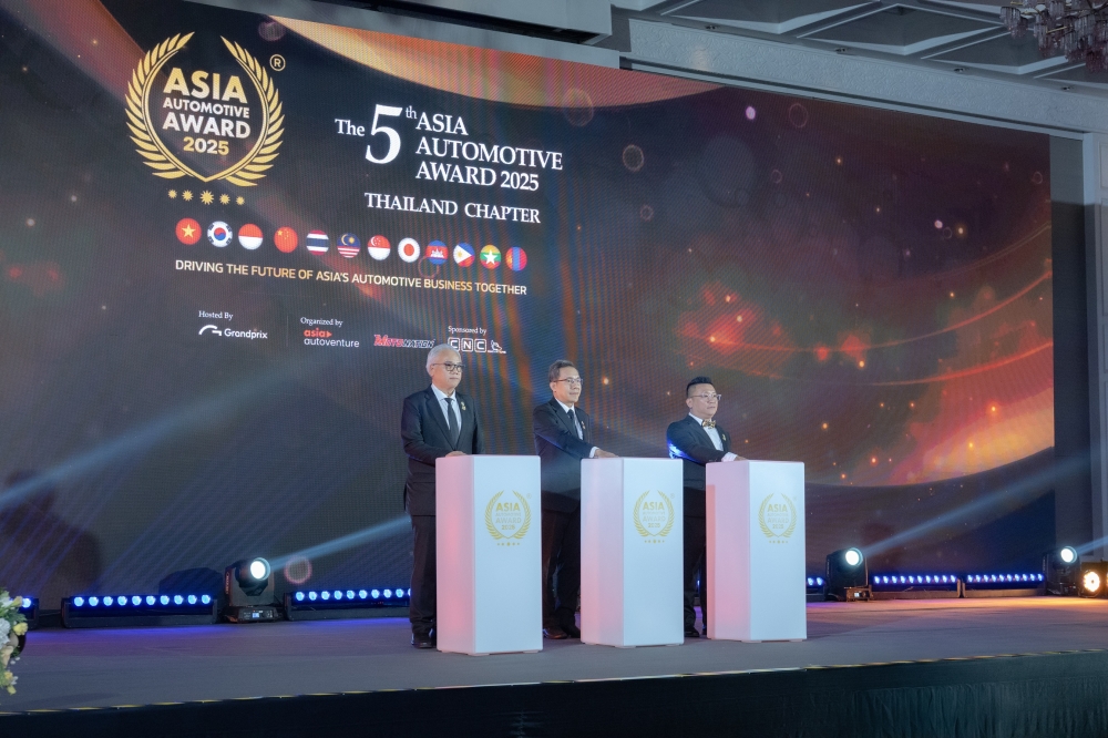 (From left) Anothai Eamlumnow, Chief Operating Officer of the Production Division at Grand Prix International and event vice president; Supakit Boonsiri, Director General of the Office of Industrial Economics-Thailand; and Dr Por Boon Kuan, Chairman of Asia Automotive Award. — Picture courtesy of Asia Automotive Award