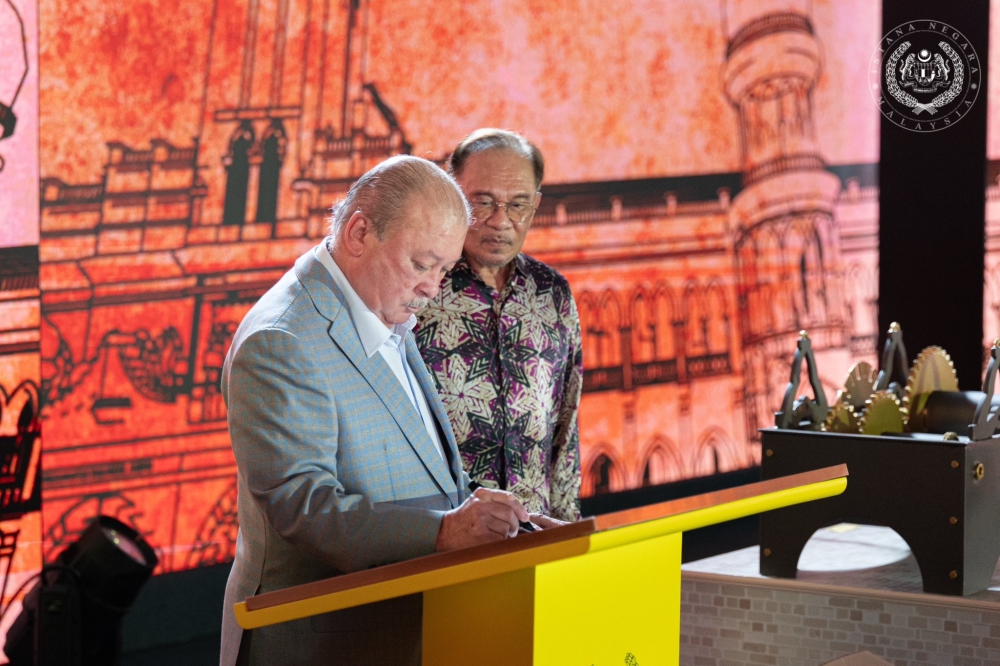 His Majesty Sultan Ibrahim, King of Malaysia at the completion of Phase 1 of the conservation of the Sultan Abdul Samad Building (BSAS) along Jalan Raja here. He is seen here with Prime Minister Datuk Seri Anwar Ibrahim. — Facebook pic