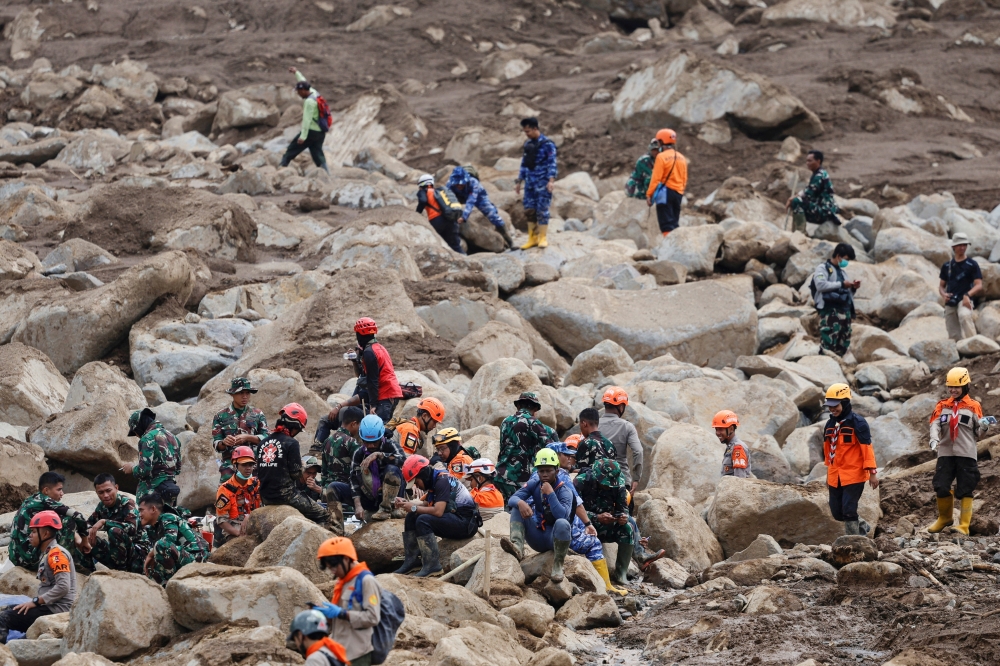 Indonesian rescue members search for victims at the site of a landslide following heavy rains in Pasir Langu village, West Bandung regency, West Java province, Indonesia, January 27, 2026. — Reuters pic 