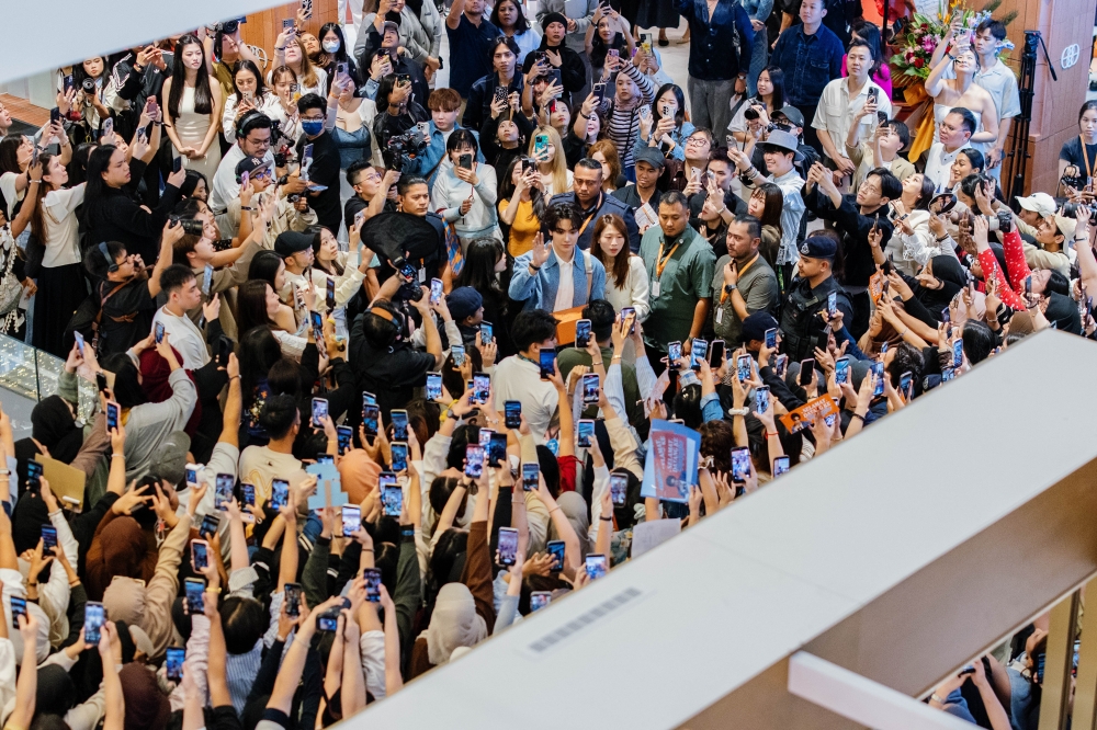 Fans packed Pavilion KL to see Joong Archen, Asia’s rising style icon and Bonia's muse.