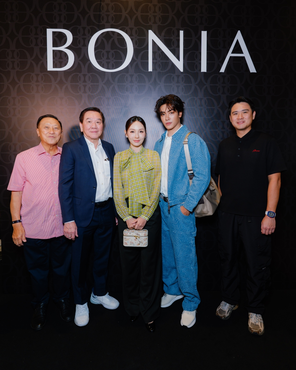 (From right to left): Bonia Executive Vice Chairman & Group CEO, Dato Sri Seri Daniel Chiang; Brand Muse, Joong Archen; Chief Creative and Marketing Officer of Bonia Datin Sri Linda Chen; Bonia Group’s Executive Chairman, Mr. Chiang Sang Sem; and Datuk Ng Peng Hong.