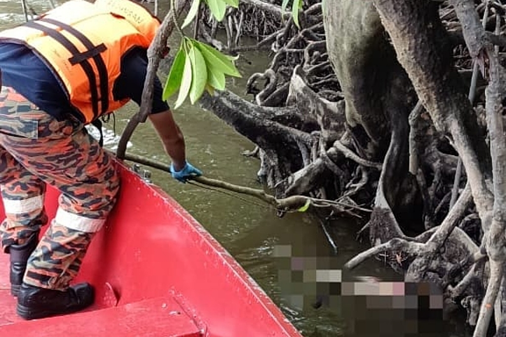 Bomba team attempting to recover the body. — Bomba pic