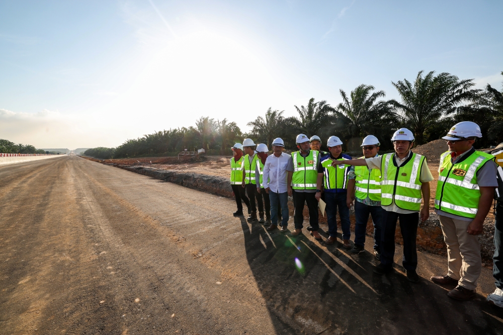 Deputy Works Minister Datuk Seri Ahmad Maslan (2nd right) points to a section of the newly resurfaced road during a site visit to the Senai–Desaru Expressway (SDE) project in Kota Tinggi February 1, 2026. — Bernama pic