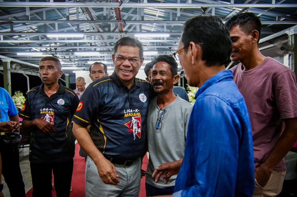 Datuk Seri Saifuddin Nasution Ismail shares a light moment with attendees at a PKR gathering in Kulim Bandar Baharu last night. — Picture via Facebook/saifuddin.nasution
