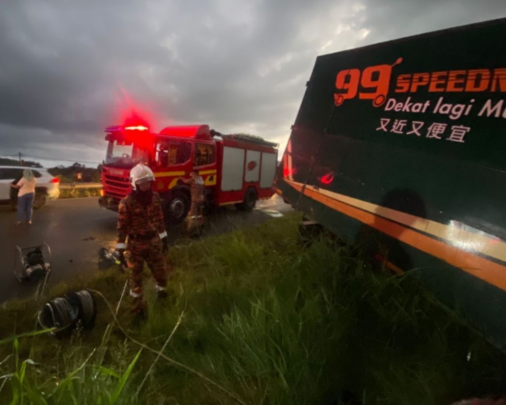 A 38-year-old man was injured after a three-tonne 99Speedmart lorry skidded off the road at Kampung Purak, Papar, on Friday evening. — Daily Express pic