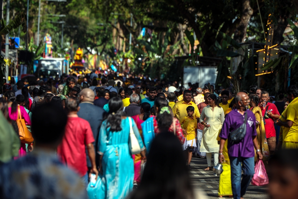 Hindu devotees head to the Sri Arulmigu Balathandayuthabani Temple at Jalan Kebun Bunga for Thaipusam in George Town today. — Bernama pic