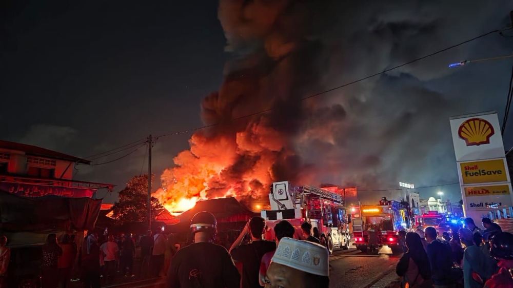 A total of 76.8 tonnes of mandarin oranges intended for Chinese New Year supplies were destroyed in a fire at a warehouse along Jalan Kebun Sultan here at about 9pm yesterday. — Picture via Facebook