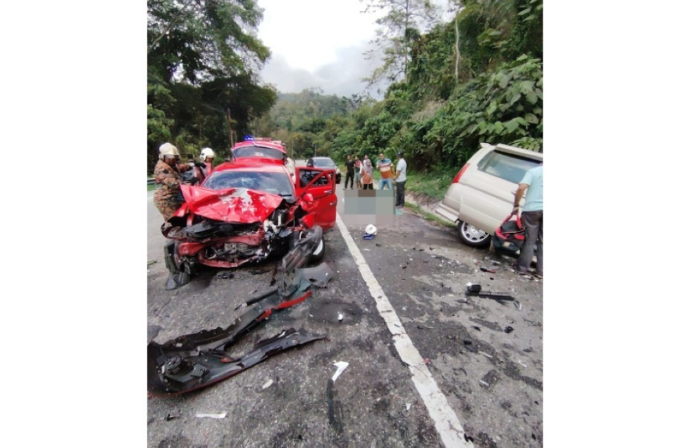 An elderly man was killed and six others injured in a three-vehicle collision at Kilometre 13 of Jalan Cameron Highlands-Simpang Pulai. — Bernama pic