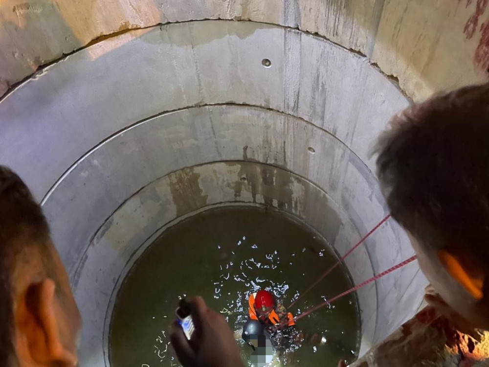 Tampin district police chief Superintendent Amiruddien Sariman said the motorcycle was believed to have gone out of control before skidding off the road, causing the victim to be thrown into a 10-metre-deep drain. — Picture from social media