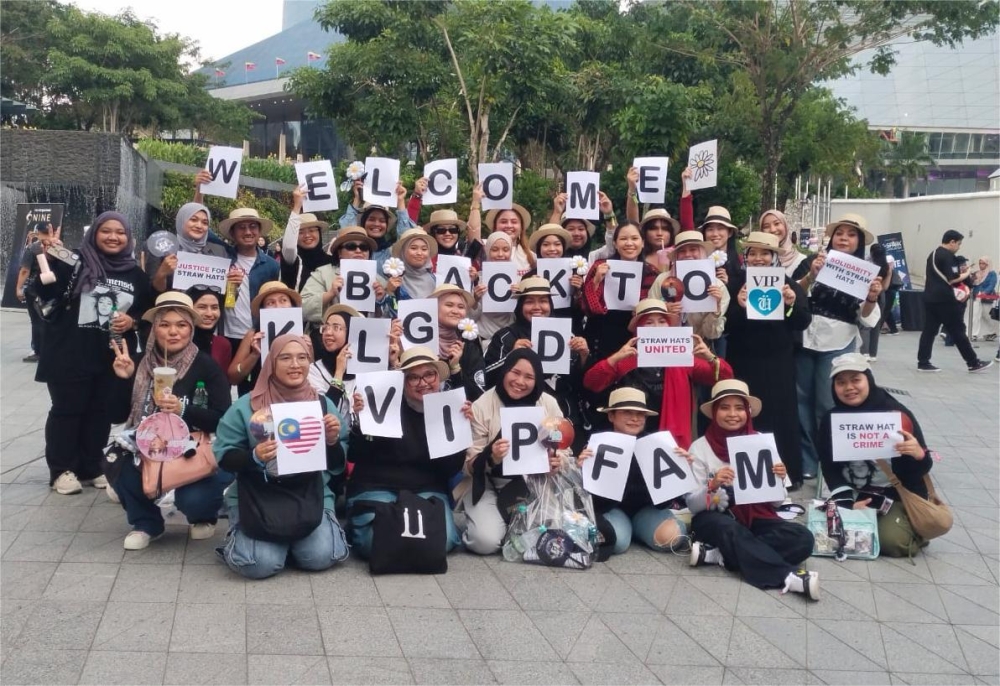 Excited fans pose for photos before the K-Spark event begins. — Picture by Ian Jeremiah Patrick
