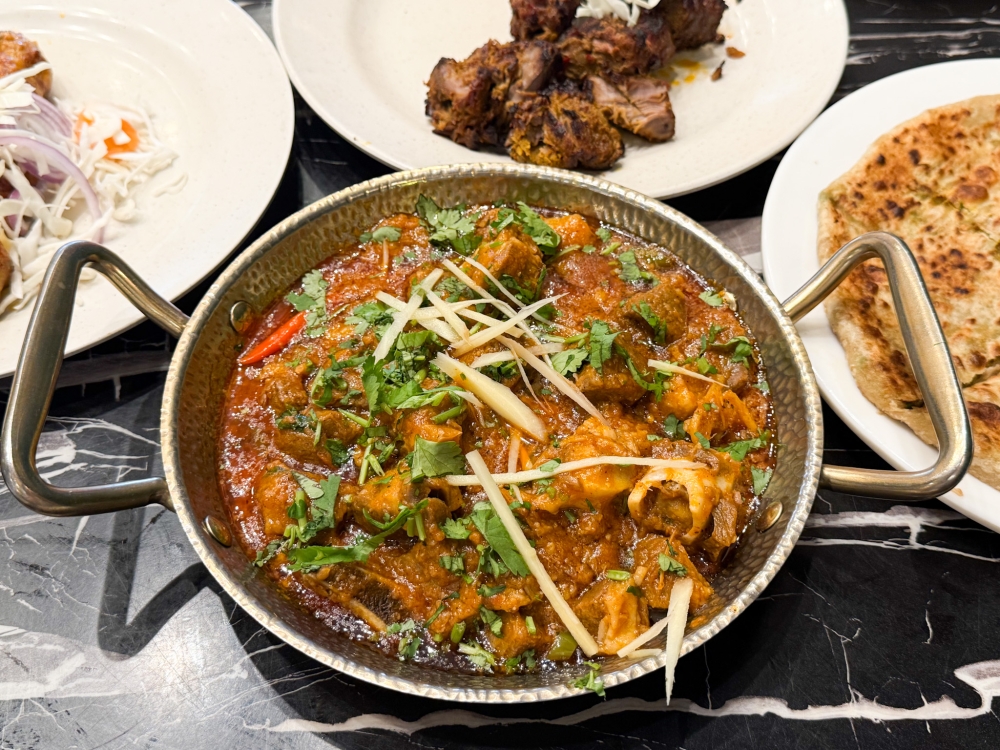 Using a 'karahi', the Mutton Karahi is essentially a tomato based curry with spices, ginger and tender mutton. 
