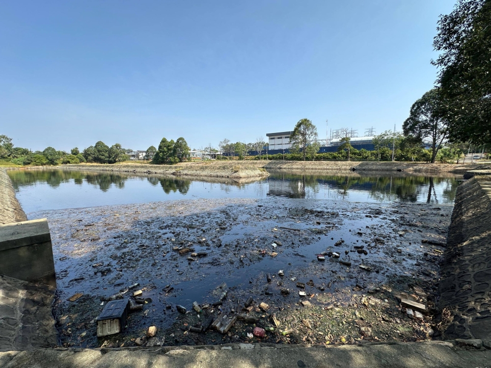 Melaka DOE director Rosli Mustafa said preliminary investigations found that this could have been caused by the release of liquid waste by a nearby factory involved in the processing of scheduled waste. — Picture via Facebook/Lim Ban Hong