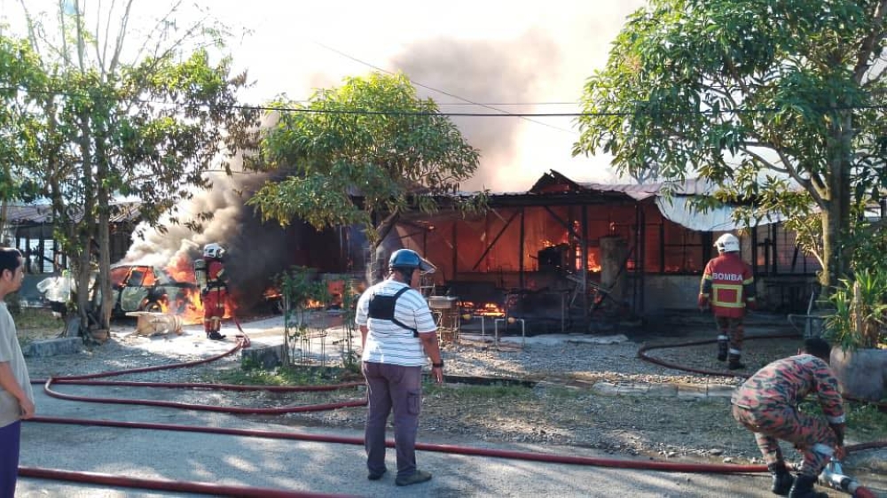 The fire rapidly spread, ultimately destroying four homes completely. — Picture via Facebook/Cikgu Huda