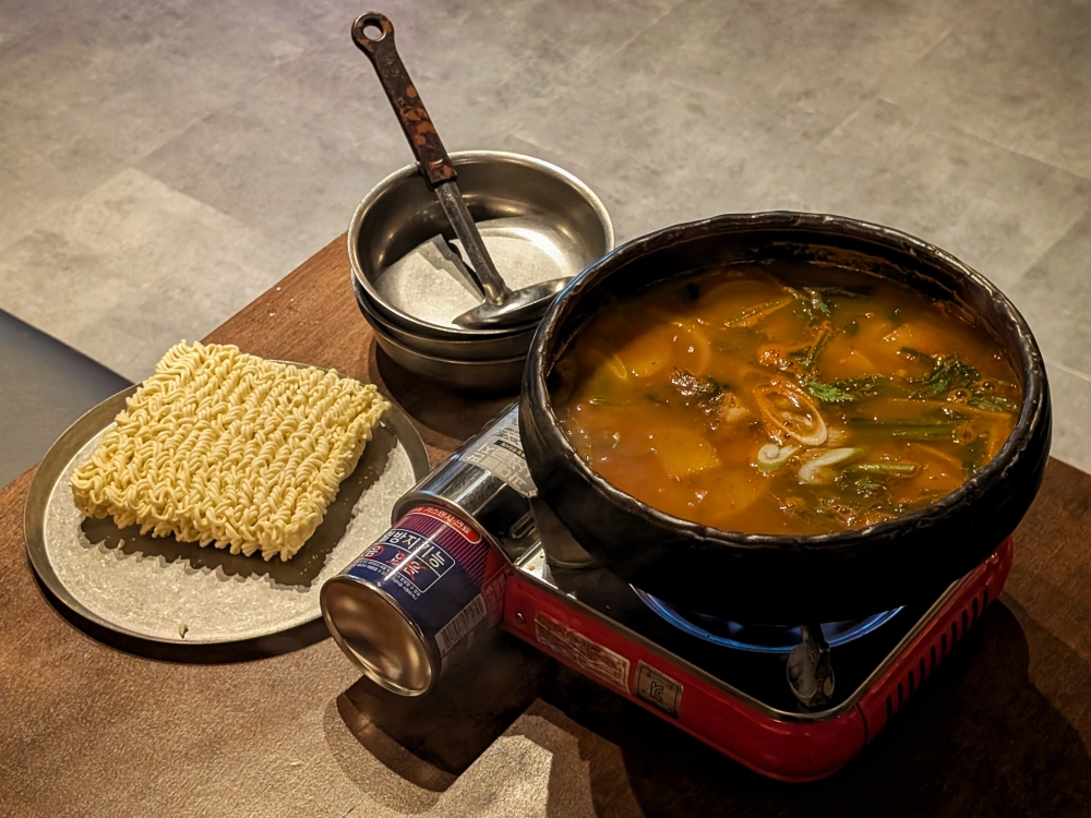 Finish the meal with a bowl of ‘ramyun’ in ‘maeun-tang’. — Picture by Ethan Lau
