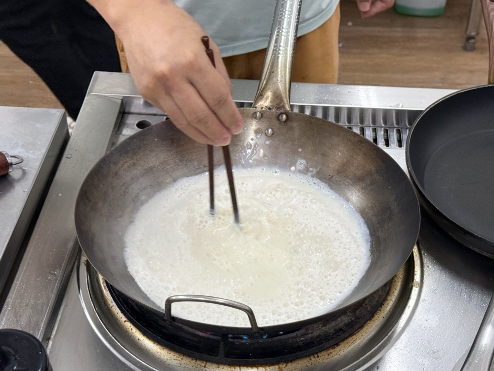 Salty Soy is a bowl of simplicity that satisfies with its savoury touch of vinegar and chilli oil (left). Pan fried dumplings have a thin toasted layer at the bottom (right). — Pictures by Lee Khang Yi