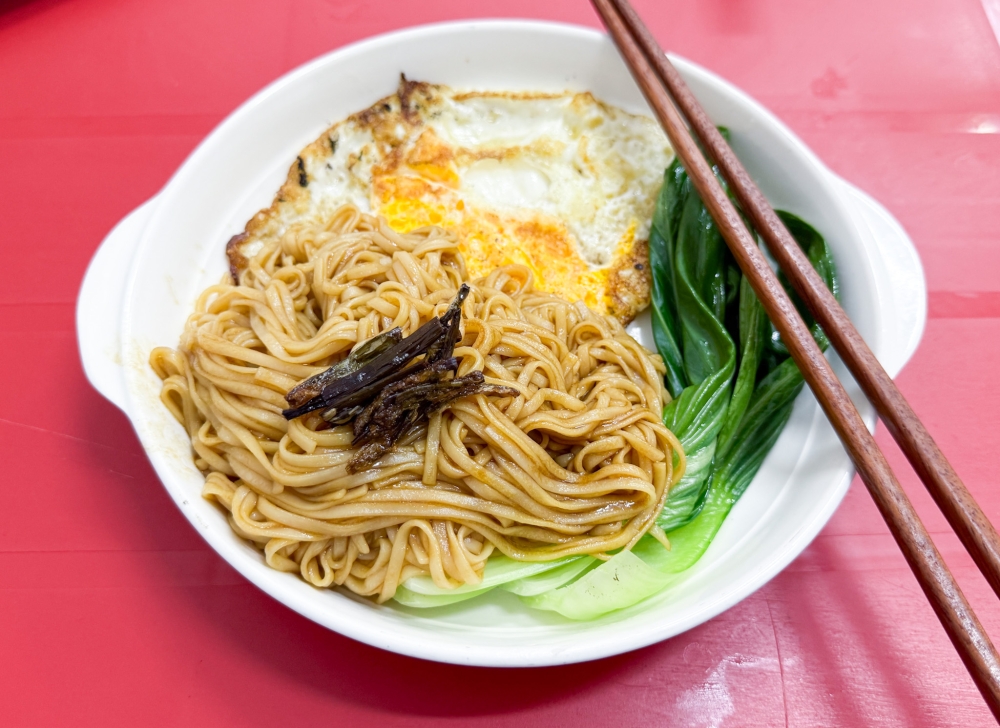 Scallion Oil Noodles is minimalist but big in flavour with those fried scallions. — Picture by Lee Khang Yi