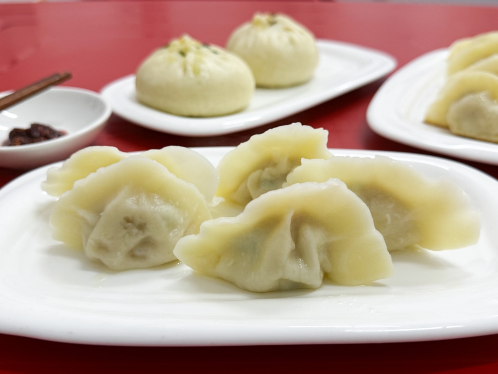 Dumplings with pleats stand up in attention calling you to pick them up to discover the hidden juicy meat filling inside. — Picture by Lee Khang Yi