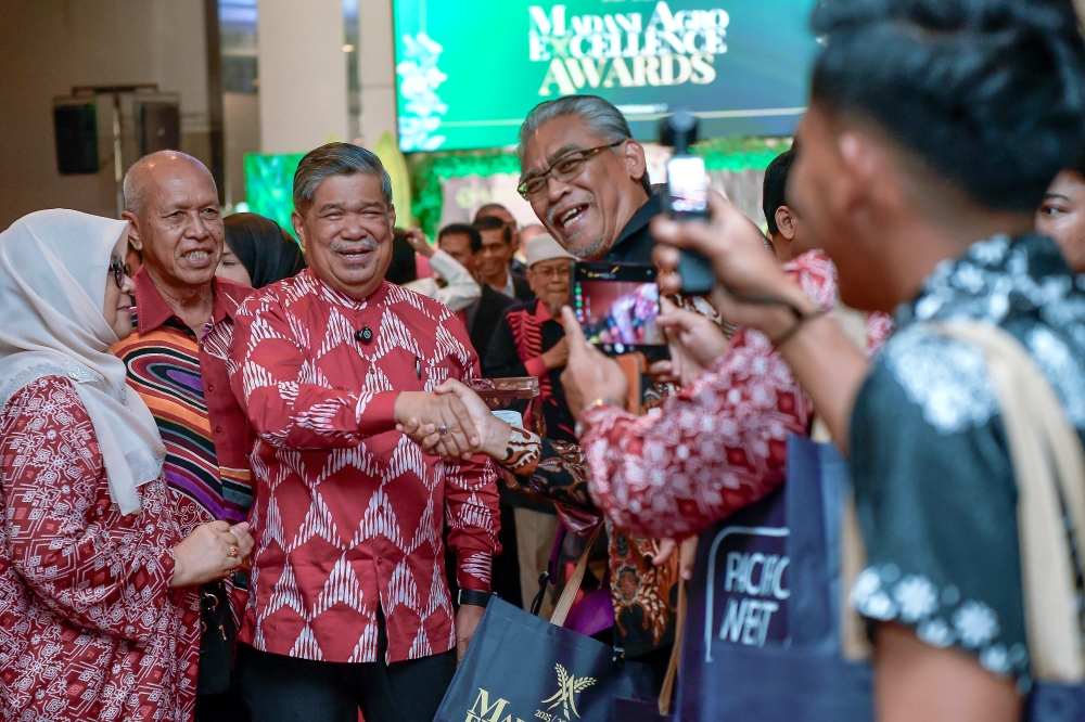 Minister of Agriculture and Food Security Datuk Seri Mohamad Sabu (2nd left) mingles with guests while attending the Madani Agro Excellence Awards at a hotel in Shah Alam February 6, 2026. — Bernama pic