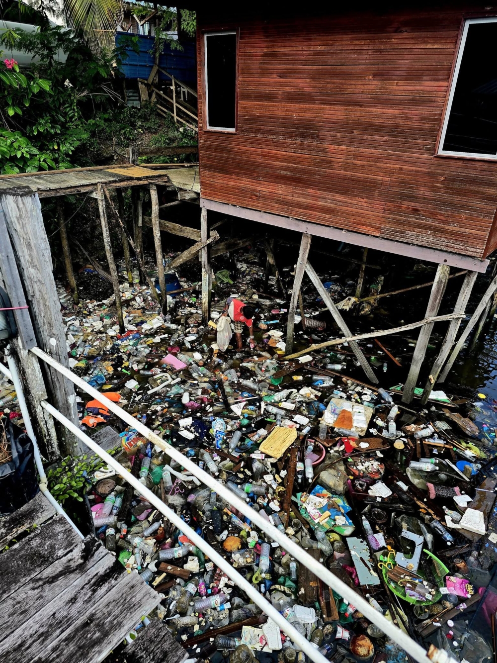 Pollution in waters off Semporna. — Picture via Facebook/Aquila Chu