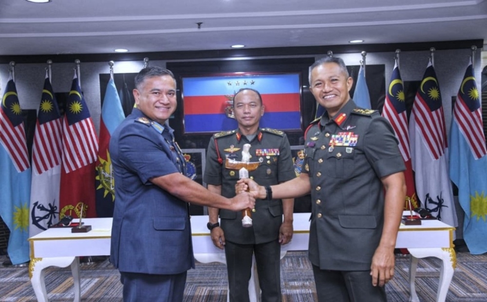 The Joint Forces Headquarters said in a statement that Lieutenant-General Datuk Tengku Muhammad Fauzi Tengku Ibrahim, formerly the deputy Army chief, succeeded Lieutenant-General Datuk Zahani Zainal Abidin, who has been appointed chief executive of the Malaysian Institute of Defence and Security (MiDAS), effective January 1. — Picture courtesy of Armed Forces Joint Forces