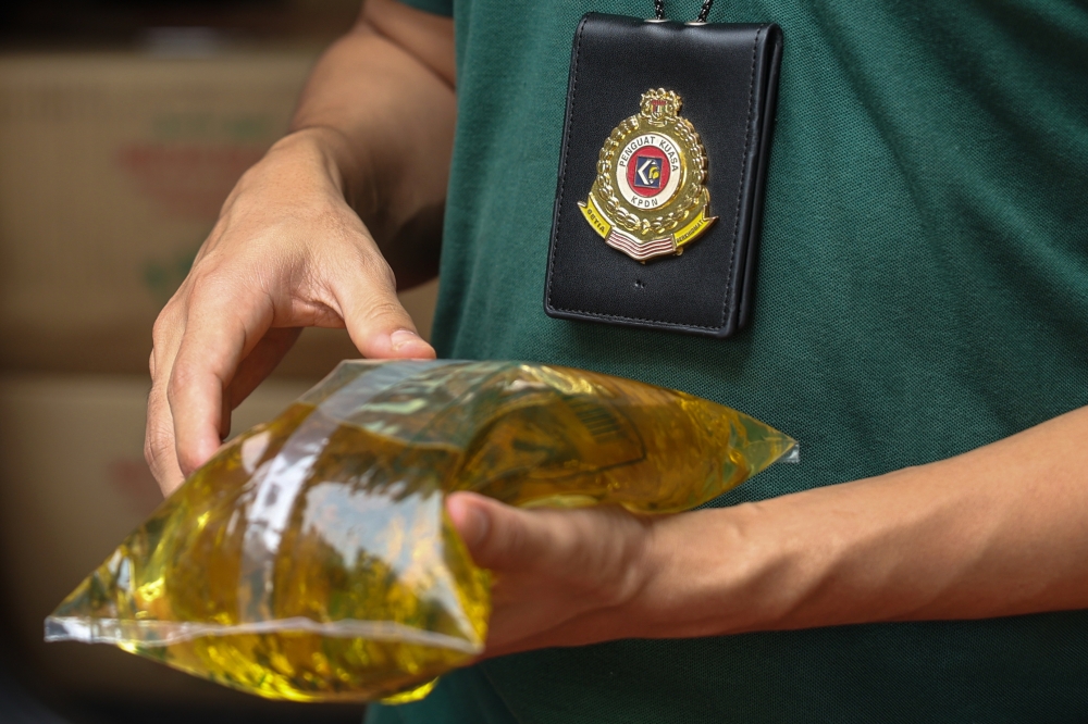 Domestic Trade Ministry: Cooking oil diversion racket uncovered in Penang, counterfeit phones seized in Perak