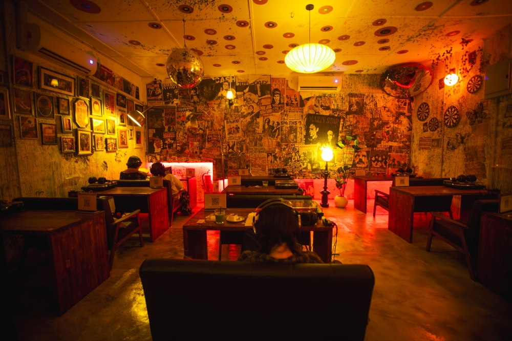 A pause from the digital world: How vinyl cafés are tapping into a new way to slow down and listen (VIDEO)