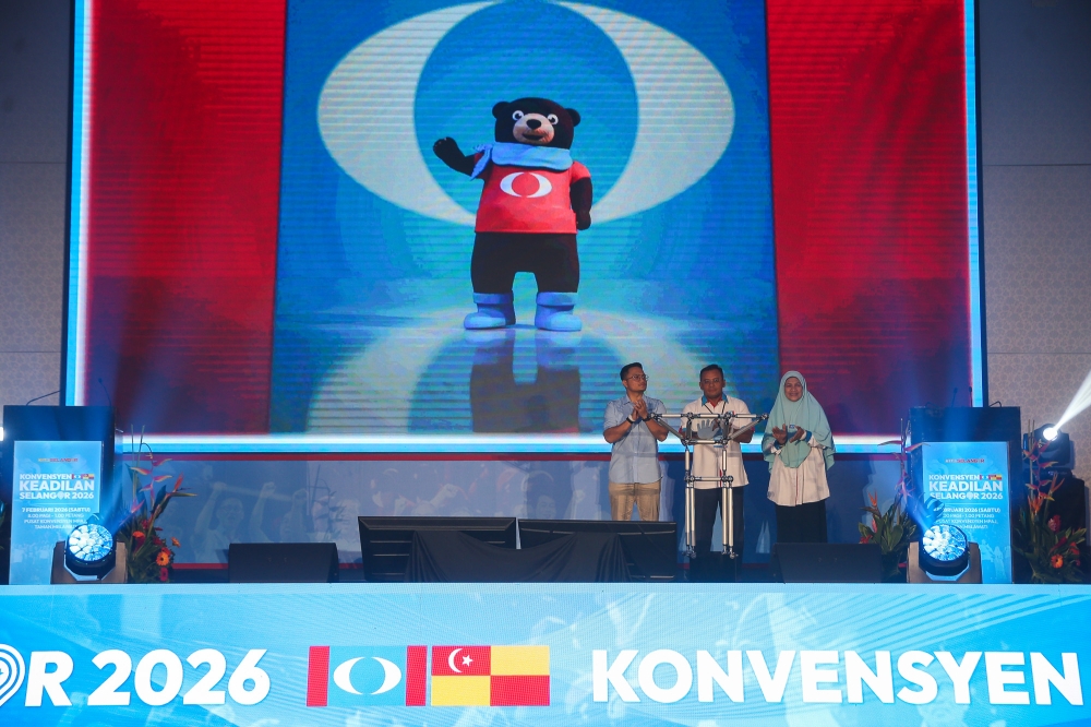 PKR vice president, Datuk Seri Amirudin Shari (centre), officiating the launch of the Selangor PKR mascot during the Selangor PKR convention at the MPAJ Convention Centre in Taman Melawati, today. — Picture by Yusof Isa