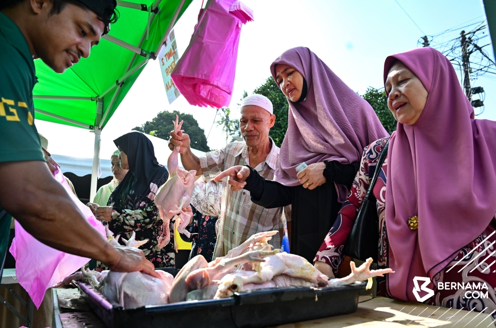 Shoppers in Terengganu line up to score fresh chicken sold at RM6.80/kg at the Jualan Rahmah Madani Programme (PJRM) held at the compound of Kampung Banggol Binjai Mosque, Tepoh in Kuala Nerus on February 7, 2026. — Picture from X/Bernama