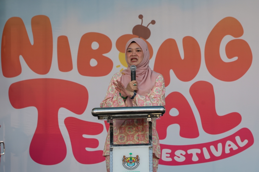 Minister of Education who is also the Member of Parliament for Nibong Tebal Fadhlina Sidek delivers a speech at the Nibong Tebal Festival at Jalan Pasar Lama February 7, 2026. — Bernama pic