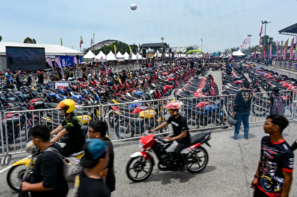 Organisers of the RXZ ‘Forever Legend’ event at the Tunjung RTC in Kelantan sent home a woman allegedly for wearing clothes deemed ‘too revealing’ on February 6, 2026 and presented headscarves to 30 other women deemed not to have covered themselves properly. — Bernama file pic