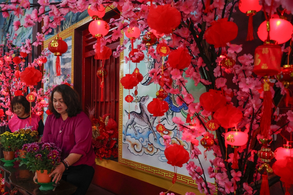 The 600-year-old Swee Nyet Keung Temple here is adorned with various lanterns and flowers to create a festive atmosphere ahead of the Chinese New Year celebrations. — Bernama pic